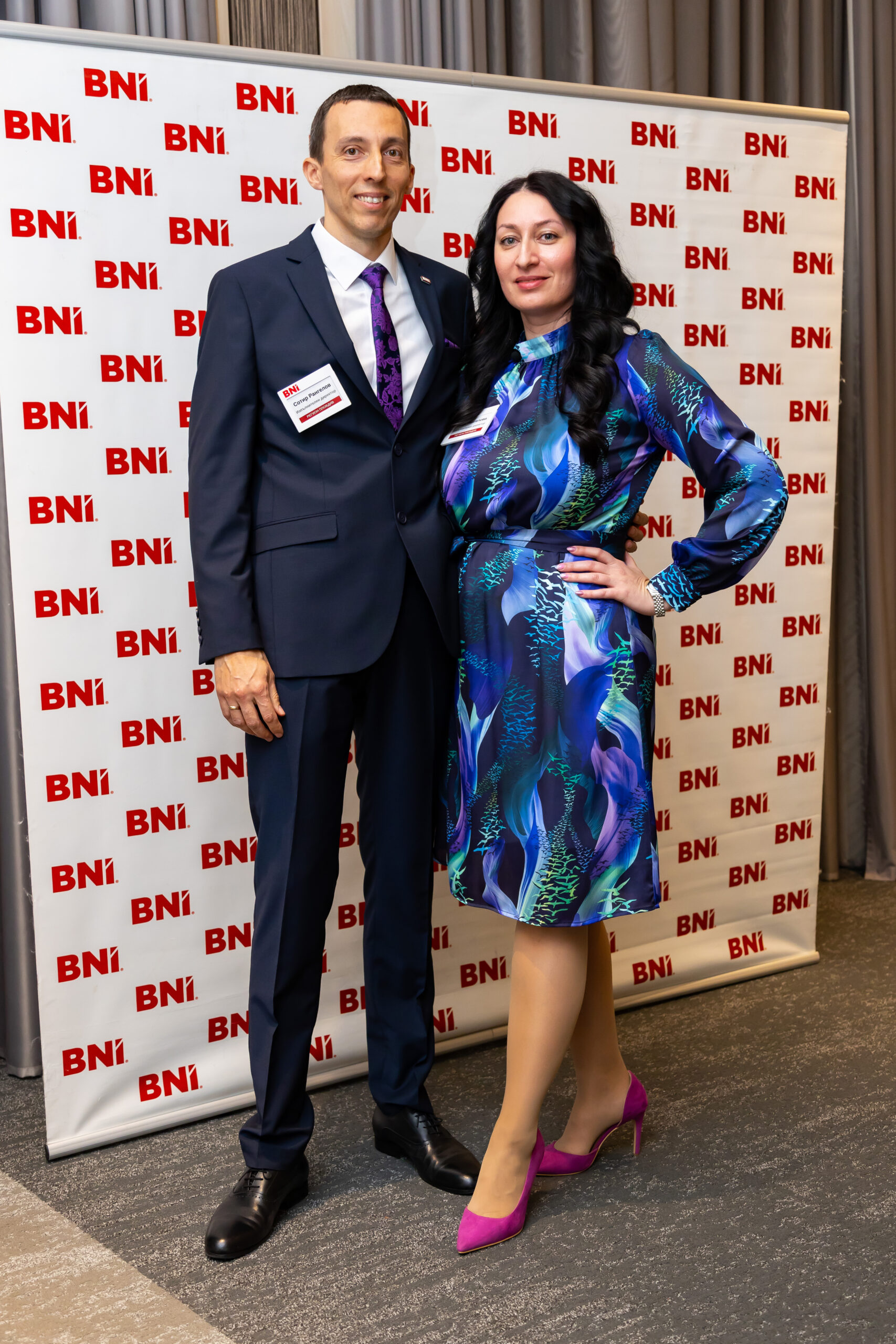 Сотир и Надя изправени пред големия банер на BNI