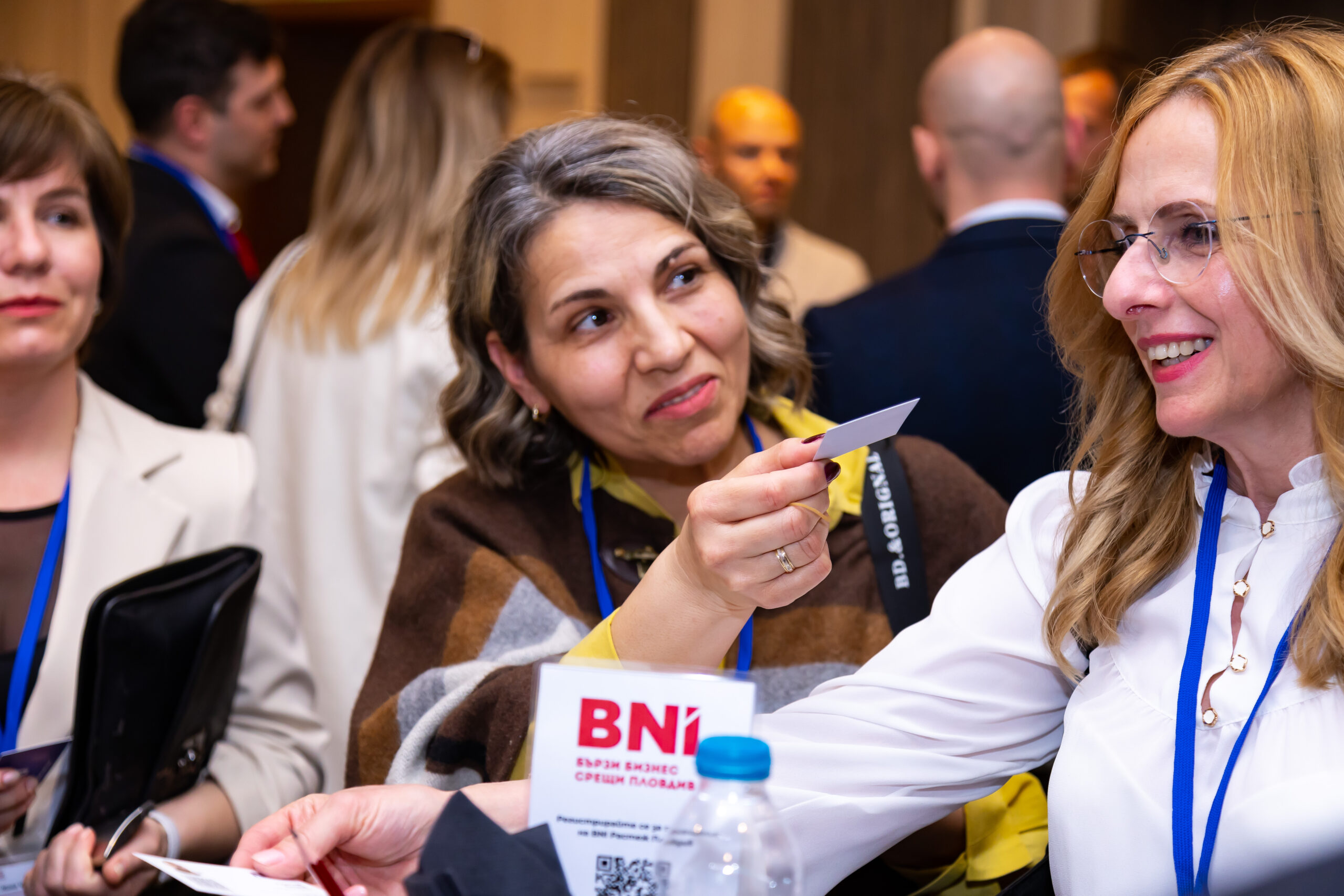 Размяна на визитки по време на ББС Пловдив